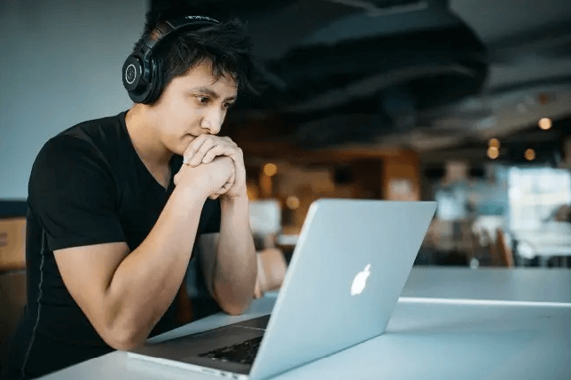 Online e juntos nas novas salas de aula globais